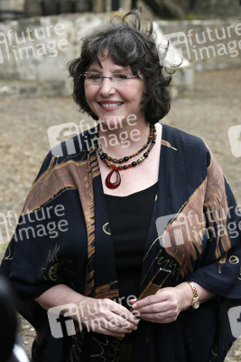 Donna Woolfolk Cross