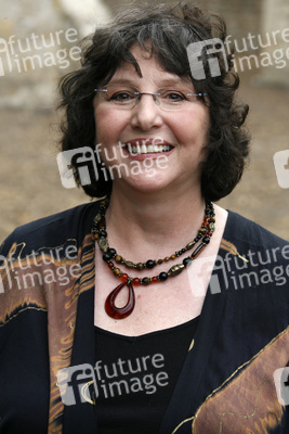 Donna Woolfolk Cross