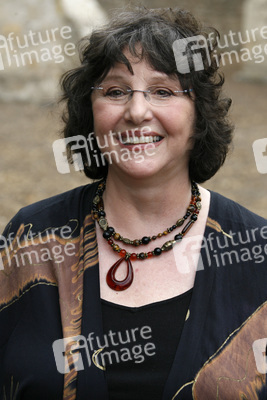 Donna Woolfolk Cross