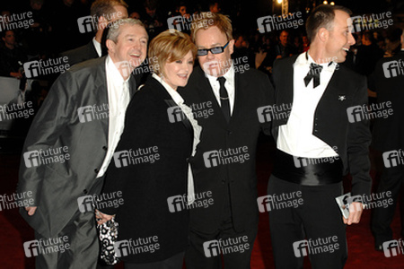 Louis Walsh, Sharon Osbourne, Elton John mit Freund David Furnish