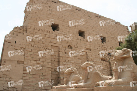 Widdersphingen vor dem 1. Pylon