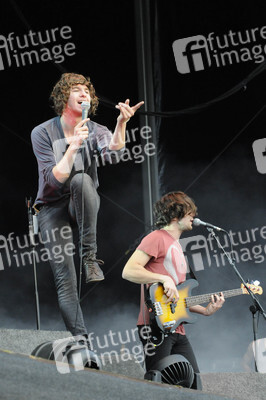 Luke Pritchard, Hugh Harris