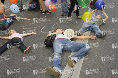 Nina Kronjäger mit Demonstranten