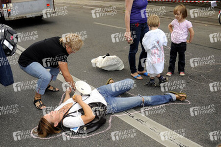 Nina Kronjäger mit Demonstranten