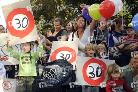 Nina Kronjäger mit Demonstranten