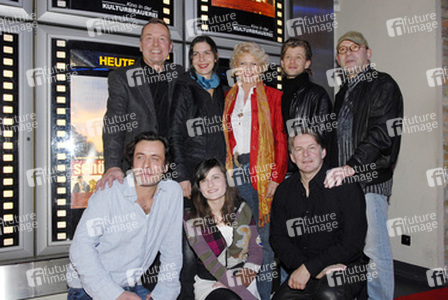Regisseur Markus Herling, Ruth Krüger-Willkomm, Max Herbrechter (Reihe unten v.l.), Klaus Gehrke, Susann Ugé, Karin Düwel, Andreas Guenther, Hans Klima (Reihe oben v.l.)