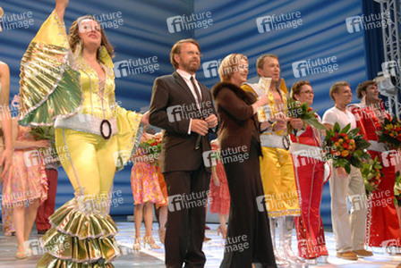Björn Ulvaeus und Anni-Frid Lyngstad (Abba) mit Mitgliedern des Mama Mia Ensembles