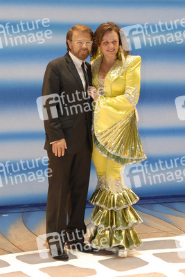Björn Ulvaeus (Abba) mit Darstellerin des Mamma Mia Ensembles