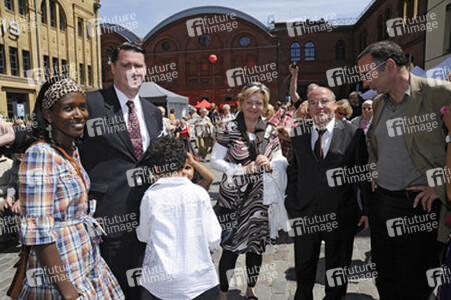 Andrej Hermlin mit Ehefrau Joyce und Kindern, Gesine Lötzsch, Gregor Gysi, Harald Wolf