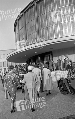 Eingang des Schiller Theaters