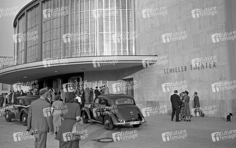 Eingang des Schiller Theaters