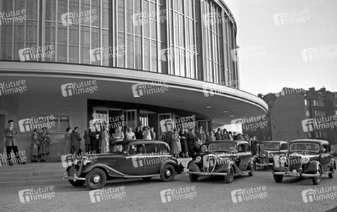 Eingang des Schiller Theaters