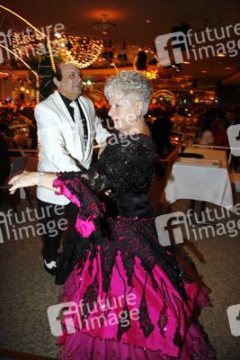 Dan Lahav, Reni Laur