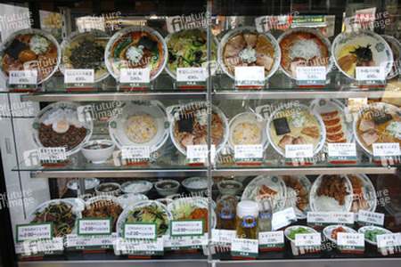 Muster von Gerichten aus Kunststoff vor Restaurant