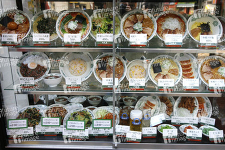 Muster von Gerichten aus Kunststoff vor Restaurant