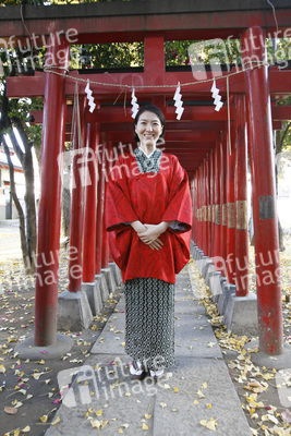 Japanerin am Hanazono-jinja Schrein