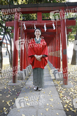 Japanerin am Hanazono-jinja Schrein