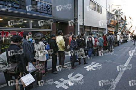Menschenschlange vor japanischen Theater