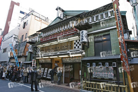 Menschenschlange vor japanischen Theater