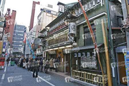 Menschenschlange vor japanischen Theater