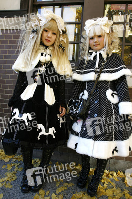 Cosplay Girls am Bahnhof Harajuku