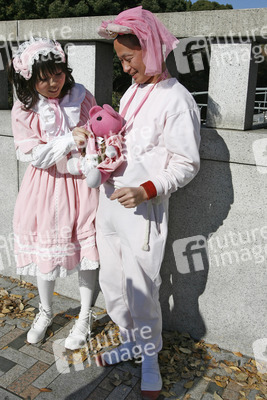 Cosplay Kids auf der Brücke am Bahnhof Harajuku
