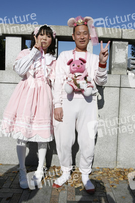 Cosplay Kids auf der Brücke am Bahnhof Harajuku