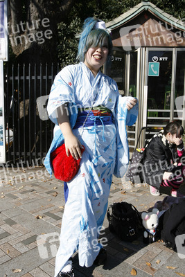 Cosplay Girl auf der Brücke am Bahnhof Harajuku