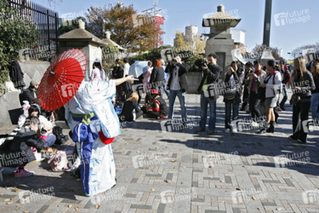 Cosplay Girls auf der Brücke am Bahnhof Harajuku mit Fotografen