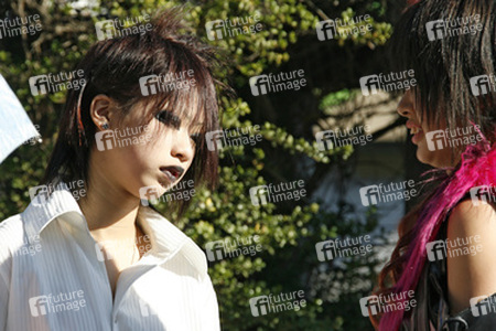 Cosplay Girls auf der Brücke am Bahnhof Harajuku