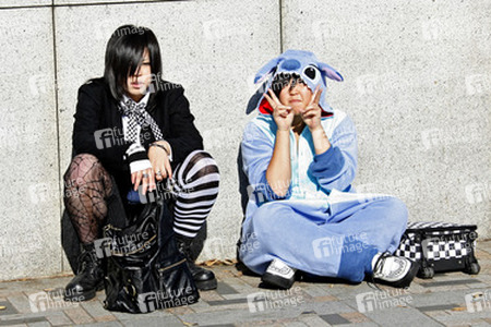 Cosplay Girls auf der Brücke am Bahnhof Harajuku