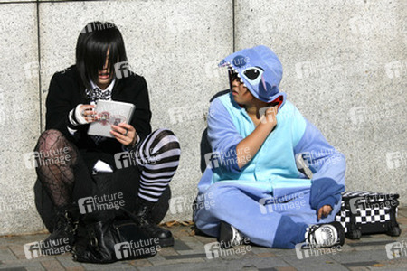 Cosplay Girls auf der Brücke am Bahnhof Harajuku