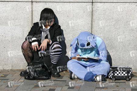 Cosplay Girls auf der Brücke am Bahnhof Harajuku