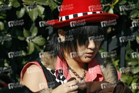 Cosplay Girl auf der Brücke am Bahnhof Harajuku