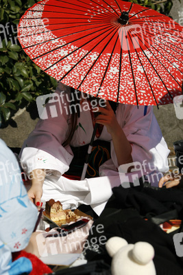 Cosplay Girl auf der Brücke am Bahnhof Harajuku