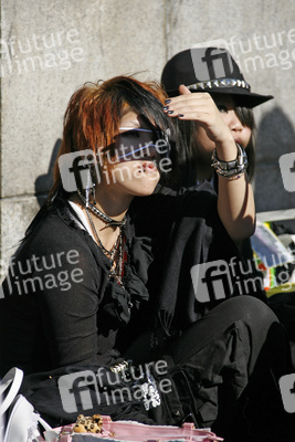 Cosplay Girls auf der Brücke am Bahnhof Harajuku