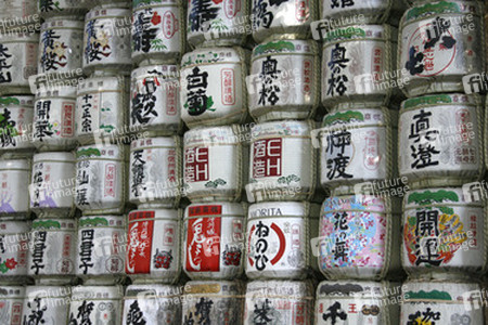 Fässer von Sake die dem Meiji-Schrein gespendet wurden