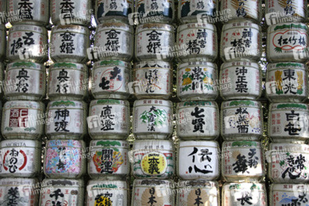 Fässer von Sake die dem Meiji-Schrein gespendet wurden
