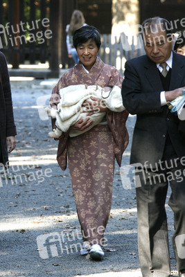 Frau mit Kind am Meiji-Schrein
