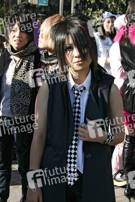 Cosplay Girls auf der Brücke am Bahnhof Harajuku