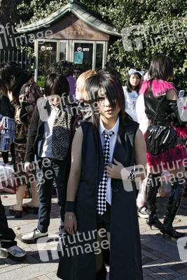 Cosplay Girls auf der Brücke am Bahnhof Harajuku