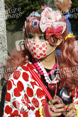 Cosplay Girl auf der Brücke am Bahnhof Harajuku