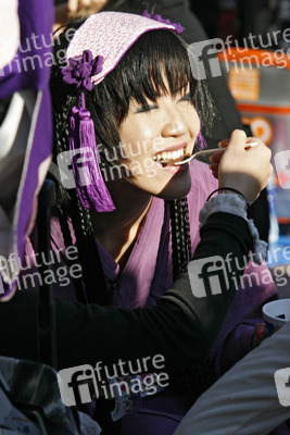 Cosplay Girl auf der Brücke am Bahnhof Harajuku