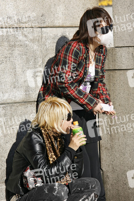 Cosplay Girls auf der Brücke am Bahnhof Harajuku