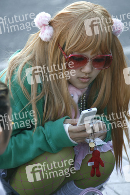 Cosplay Girl auf der Brücke am Bahnhof Harajuku