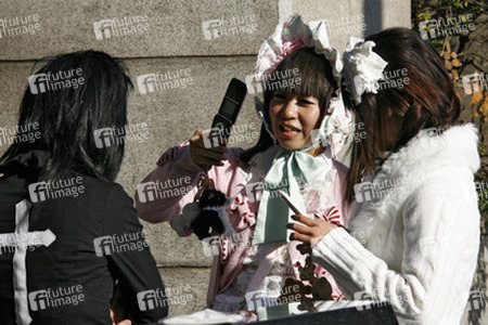 Cosplay Girls auf der Brücke am Bahnhof Harajuku