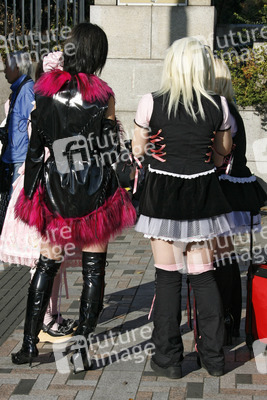 Cosplay Girls auf der Brücke am Bahnhof Harajuku