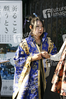 Cosplay Girl auf der Brücke am Bahnhof Harajuku