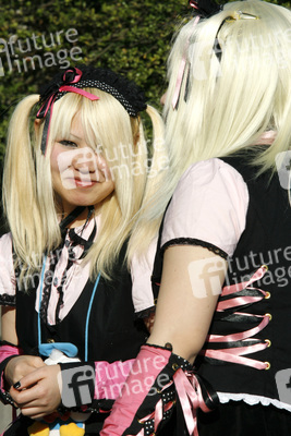 Cosplay Girls auf der Brücke am Bahnhof Harajuku