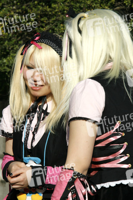 Cosplay Girls auf der Brücke am Bahnhof Harajuku